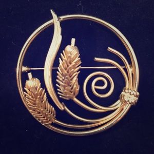 Vintage gold tone wheat brooch